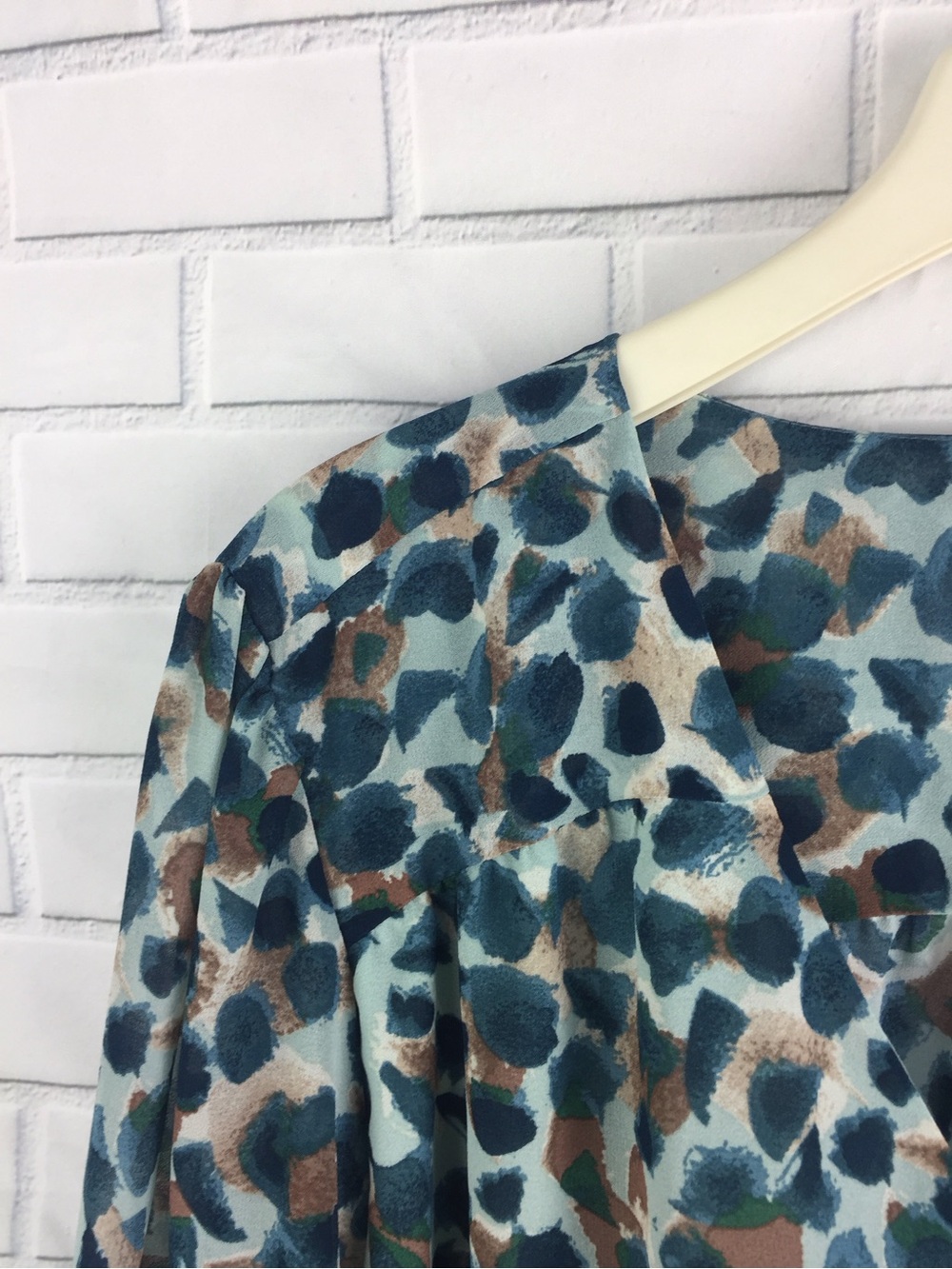 Belle by Kim Gravel Savanna Print Top Size XL Ruffle Detail Long Balloon Sleeves - Picture 3 of 11